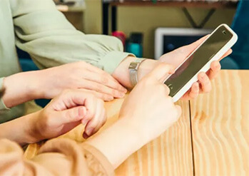 火葬・拾骨の様子を撮影